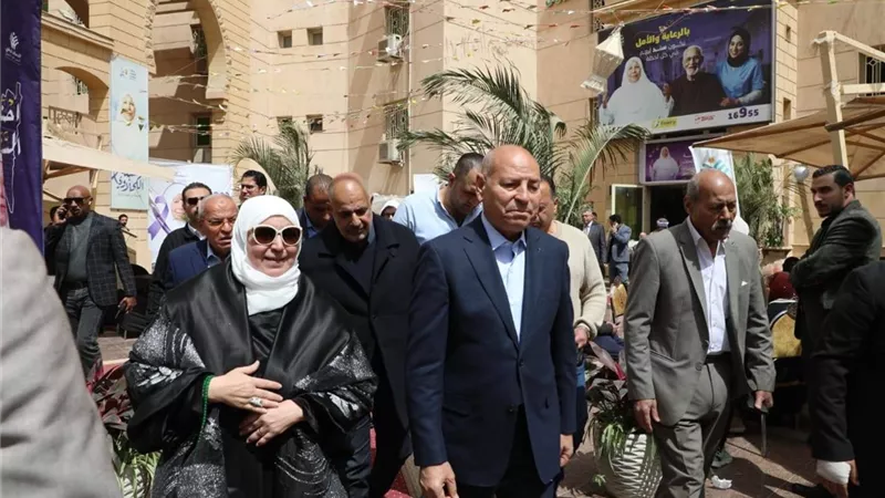 محافظ القاهرة يزور جمعية الباقيات الصالحات ويهنئ كبار السن بعيد الفطر