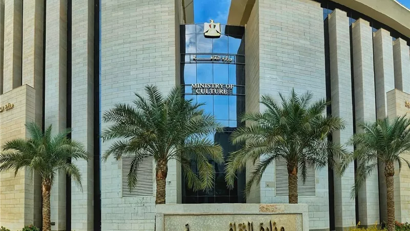 حنان مطاوع تدعو الجمهور لمشاهدة مسرحية 