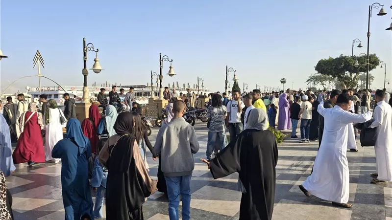 صور تذكارية وخيول.. أبرز مظاهر احتفالات محافظة الأقصر بعيد الفطر 