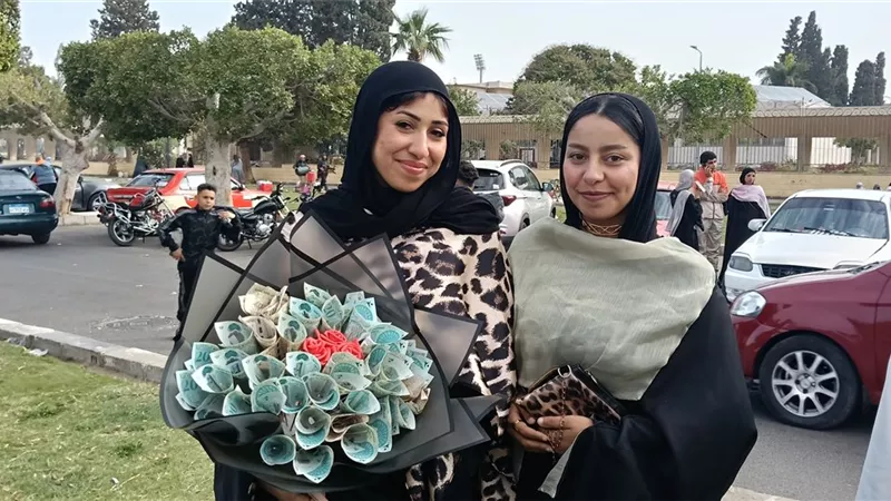 بوكيه عيدية رومانسي يزين احتفالات عيد الفطر بحدائق الإسماعيلية|فيديو