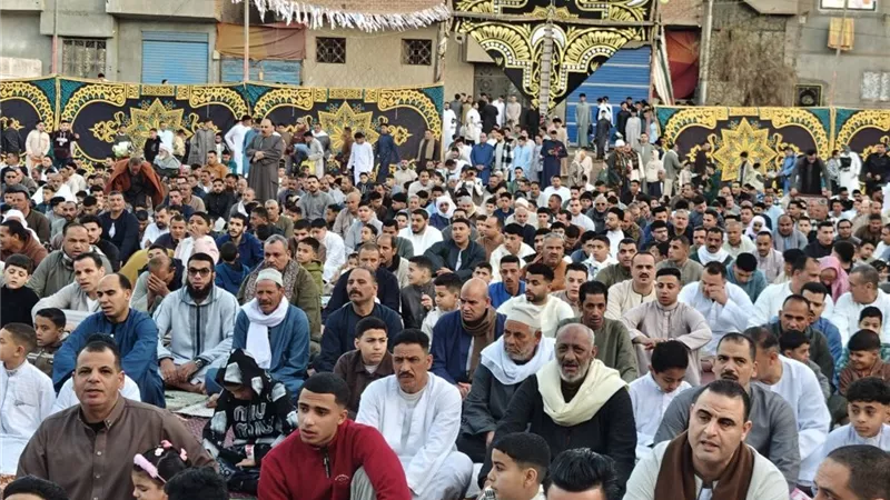 الفرحة تعمّ الساحات.. الآلاف يؤدون صلاة العيد وسط أجواء روحانية