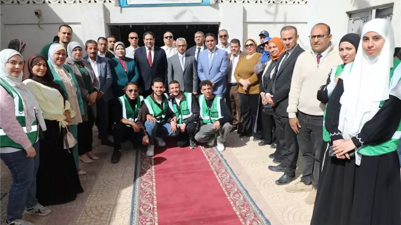 محافظ بني سويف يشارك الأيتام والمسنين فرحة عيد الفطر