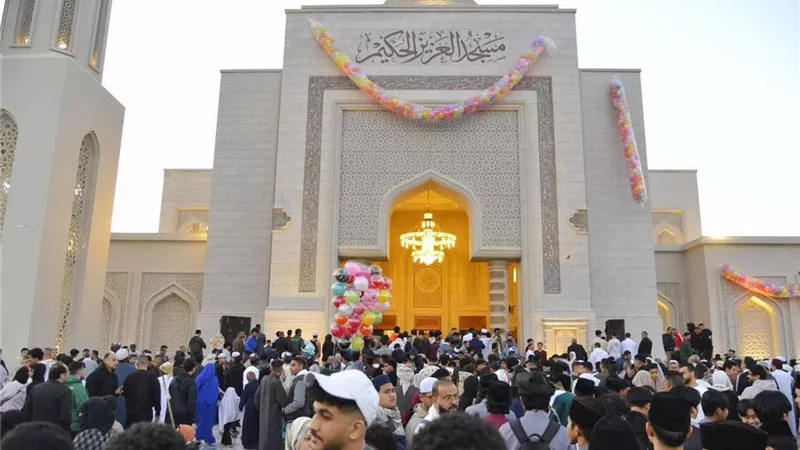 «مسجد العزيز الحكيم» يجمع المصلين في مشهد يعكس وحدة المصريين | صور 