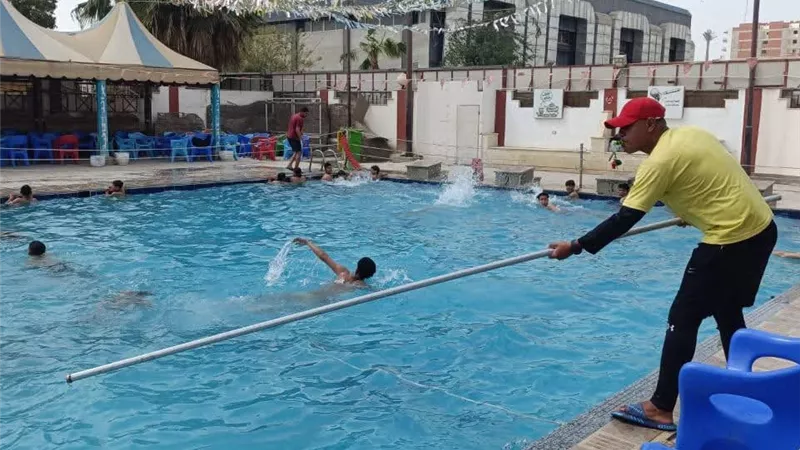  «العيد أحلى».. حمام سباحة نادي كفر الشيخ يستقبل مئات الشباب  