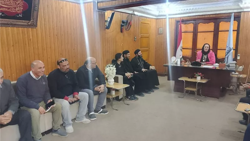 «إيد واحدة في بيلا».. وفد كنسي يهنيء رئيس المدينة بعيد الفطر
