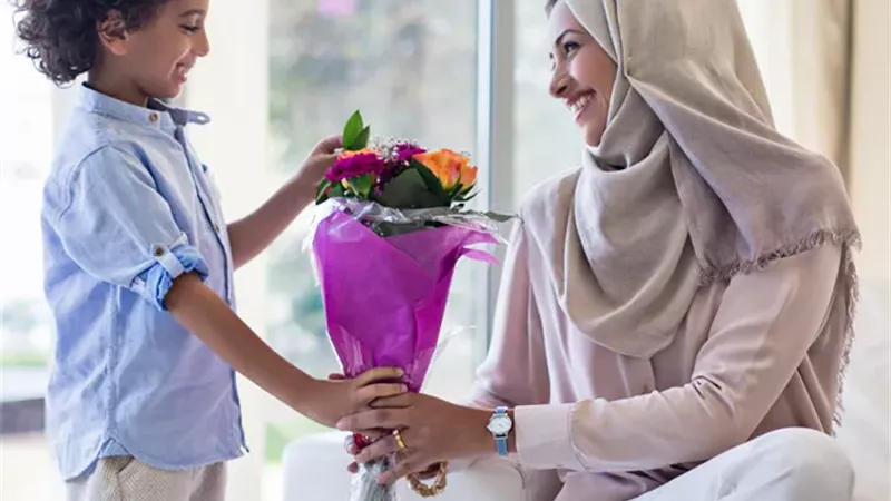 هل الاحتفال بعيد الأم حرام ولا حلال؟.. دار الإفتاء تحسم الجدل