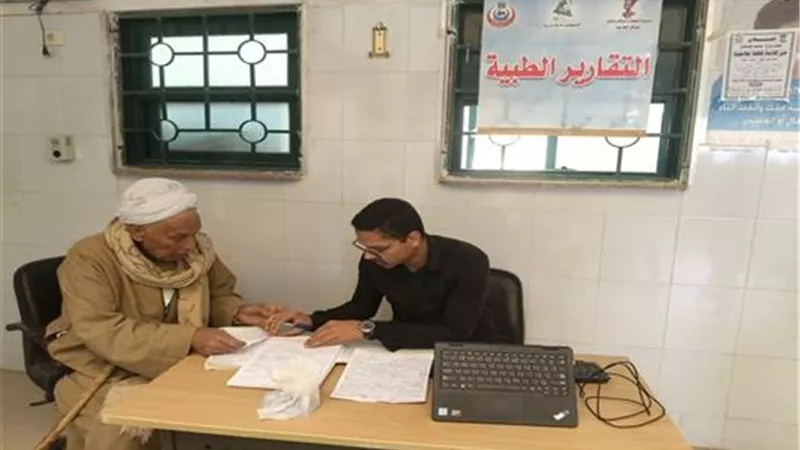 فحص وعلاج بالمجان لـ1323 مريضا في قافلة طبية بقرية عمار علاق بالمنيا