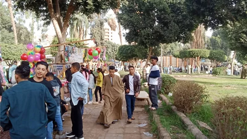 توافد المواطنين  على 