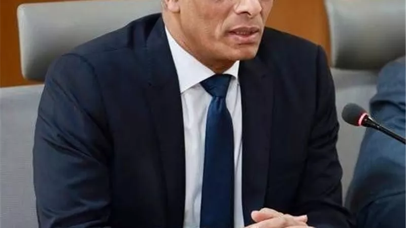محافظ كفرالشيخ: يعلن استمرار توقف حركة الملاحة والصيد بميناء البرلس 