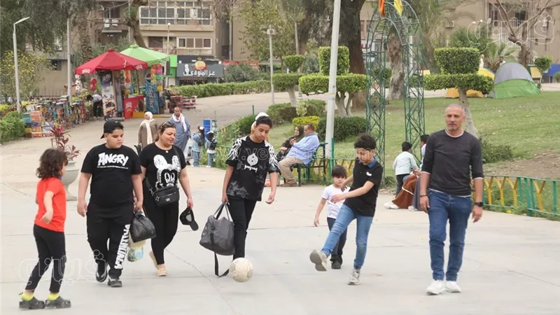 في ثاني أيام عيد الفطر المبارك ورغم التقلبات الجوية خروج المواطنين للحدائق