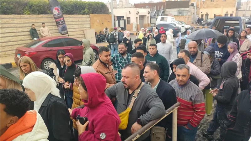 آلاف الزائرين يتوافدون على قلعة قايتباي رغم الأحوال الجوية في أيام العيد