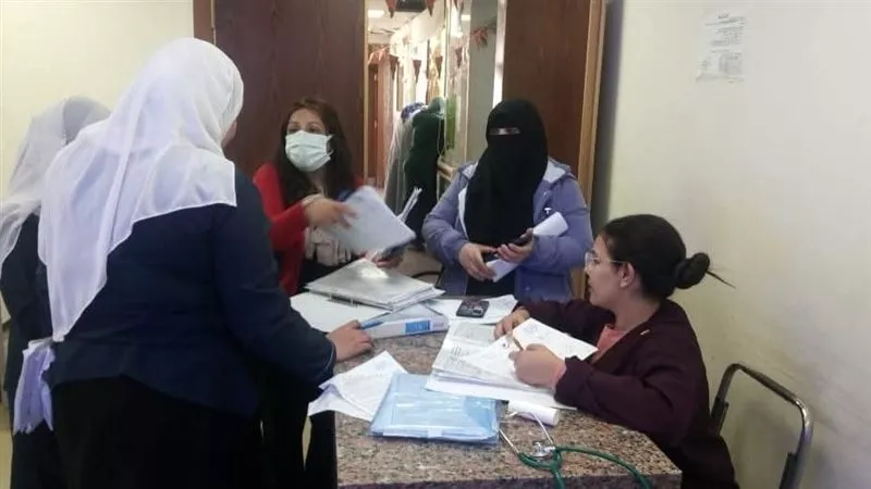 جولات مكثفة بالمستشفيات وتعقيم للمنشاءات الصحية بالمنيا فى العيد