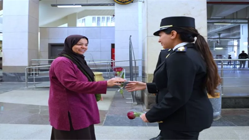 رجال الشرطة يشاركون المواطنين الاحتفال بعيد الفطر بمختلف المحافظات