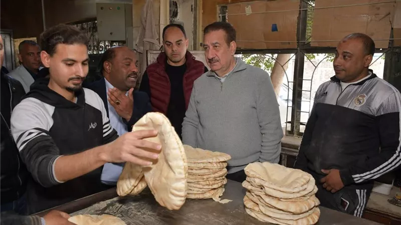 ثاني أيام العيد.. محافظ بورسعيد يتفقد أفران العيش البلدي بحي الشرق  