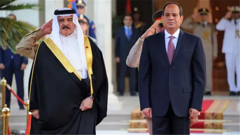 الرئيس السيسي يصل إلى البحرين في زيارة رسمية واستقبال ملكي حافل