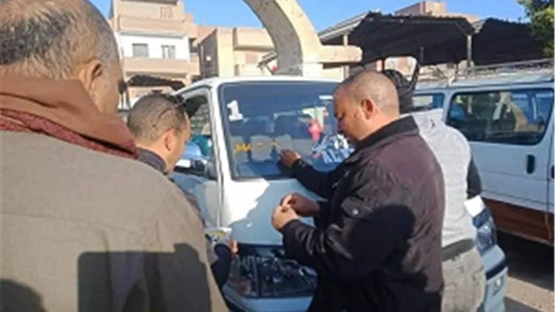 محافظ المنيا يوجه بمتابعة المواقف والمعديات ومنع استغلال المواطنين