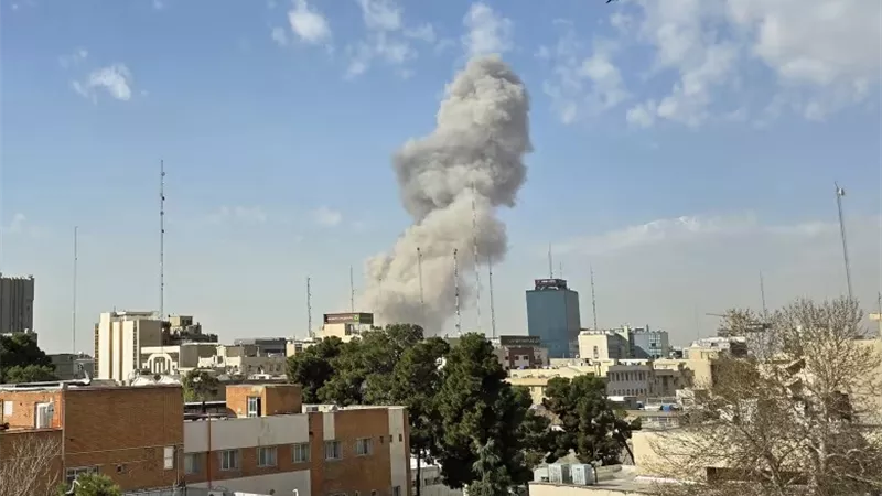 غارات جوية تستهدف مبنى وسفينة ركاب في ميناء (بوشهر) وجزيرة خرج