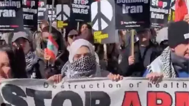 «العالم يحتج».. آلاف المتظاهرين في لندن لرفض الحرب علي إيران|صور
