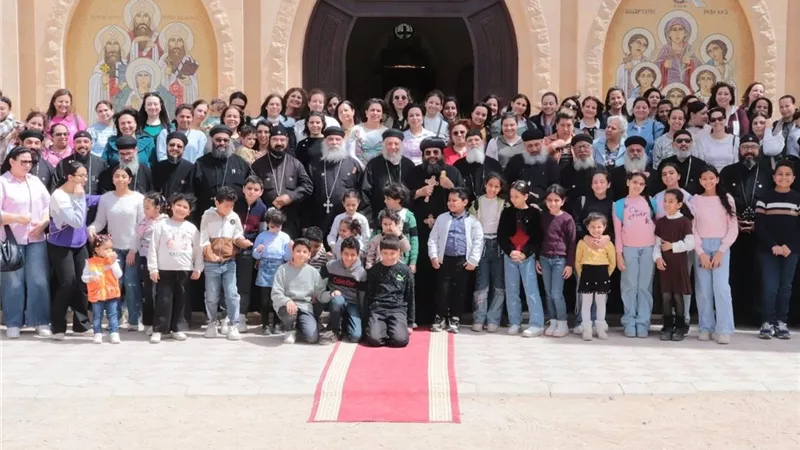 بمناسبة «عيد الأم».. الأنبا إيلاريون يكرم زوجات كهنة البحر الأحمر |صور 