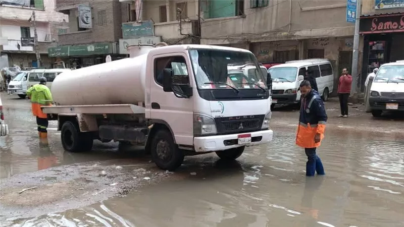 تحت المطر.. فرق الطوارئ بالبحيرة تواصل العمل ليل نهار لرفع مياه الأمطار