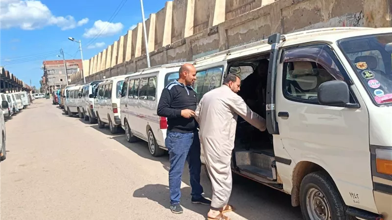جولة ميدانية لمحافظ كفر الشيخ لمتابعة التزام السائقين بالتعريفة
