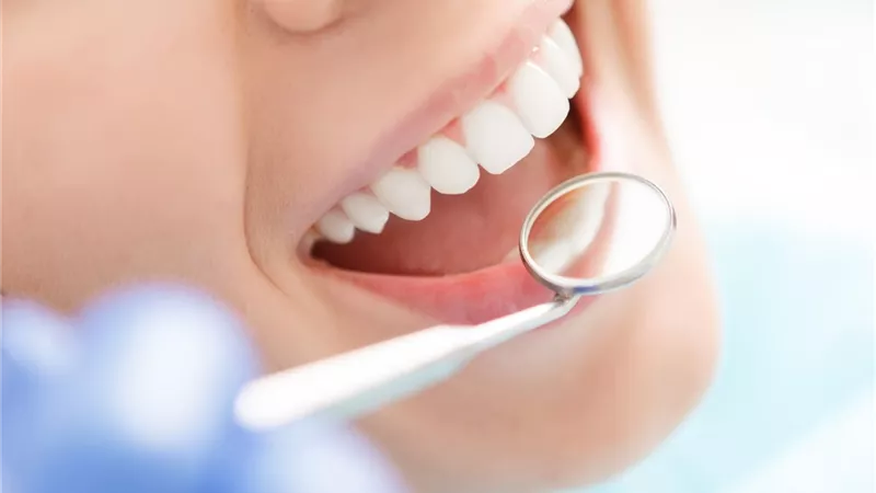 ماعلاقة سن اليأس بصحة الفم والأسنان.. دراسة تجيب 