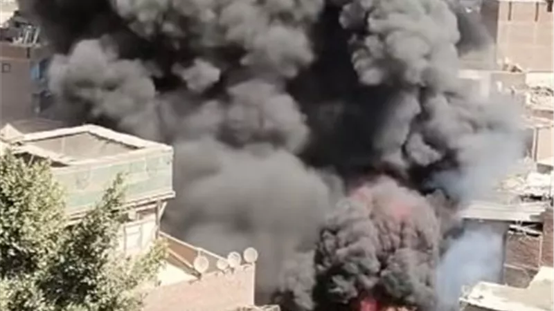 اندلاع حريق في مخزن خردة بمنشأة ناصر