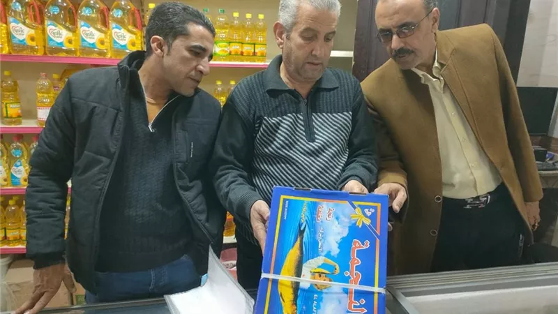لحماية صحة المواطنين.. إعدام 630 كجم أسماك فاسدة قبل وصولها لأسواق مغاغة