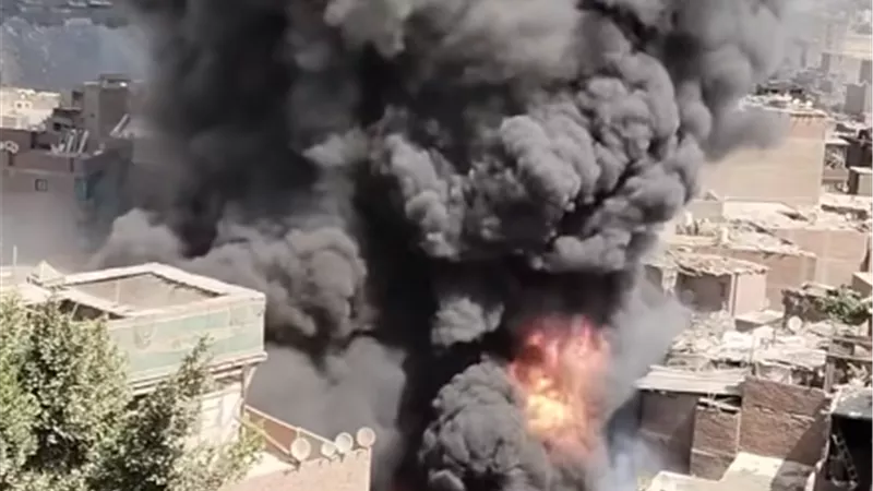 السيطرة على النيران داخل مخزن خردة بمنطقة بمنشأة ناصر