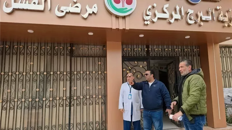 صحة المواطن أولاً.. رئيس مدينة عزبة البرج يتابع سير العمل بالمنظومة الصحية