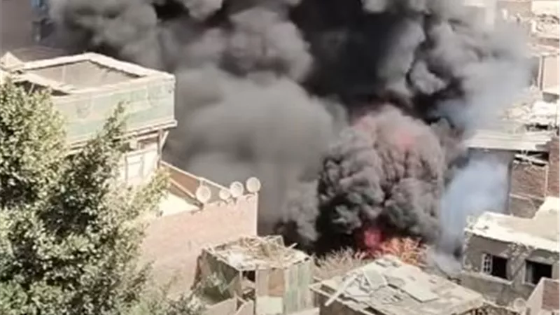 انتداب المعمل الجنائي لمعاينة حريق داخل مخزن خردة بمنشأة ناصر