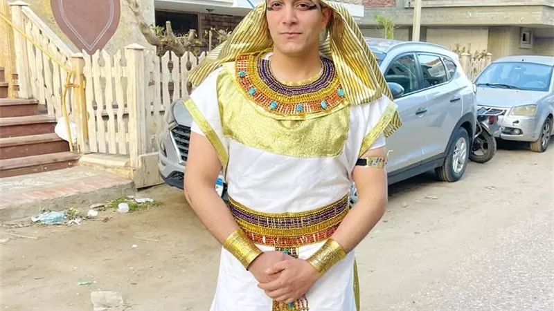 بالزي الفرعوني وعلى صهوة حصان.. شاب يخطف الأنظار في رأس البر خلال العيد