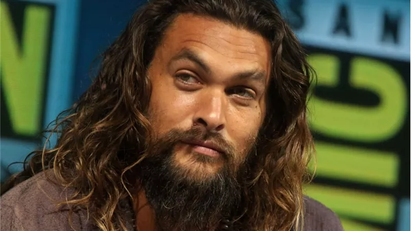 نجم فيلم Aquaman يهرب من منزله بسبب الفيضانات |فيديو