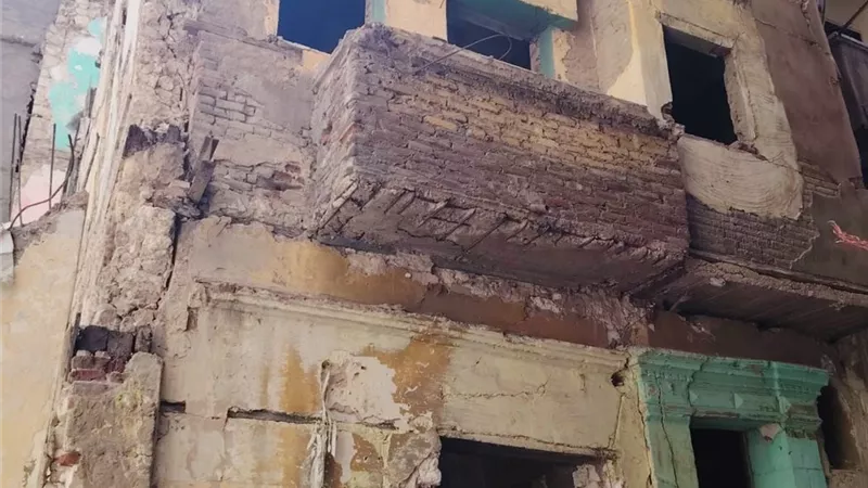 لحماية المارة.. تأمين محيط عقار بـ 