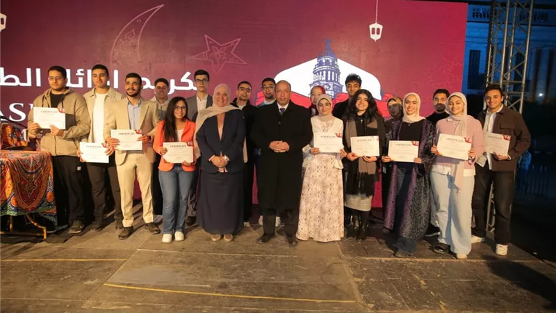عميد طب قصر العيني يكرّم أوائل الفرق الأربع الأولى ويقر تقليدًا جديدًا