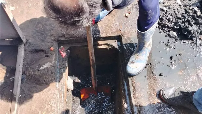  حملة مكبرة لتطهير صفايات الأمطار وشبكات الصرف ببلطيم في كفر الشيخ