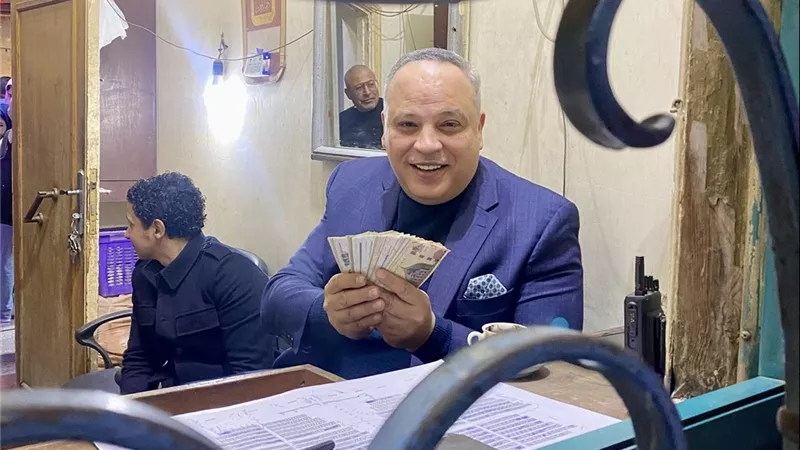 تامر عبد المنعم بشباك التذاكر بسينما الشعب لمتابعة إيرادات الأفلام ..صور