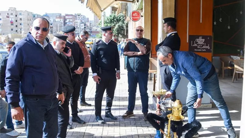 غلق وتشميع 23 مقهى مخالف وإزالة إشغالات بعدة أحياء بالإسكندرية 