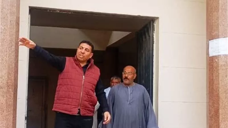 واجهة تليق بالمواطنين.. رئيس مركز المنيا يوجه بتجميل وطلاء المنشآت الخدمية