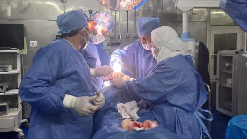 مستشفى دمياط العام ينجح في إنقاذ شابًا من مضاعفات كسر بالعمود الفقري