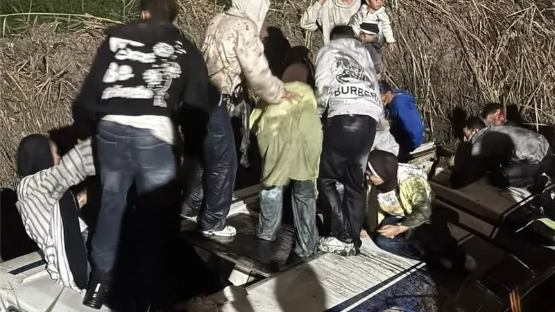 انقلاب أتوبيس يقل 26 شخصًا بعد اصطدامه بعربة كارو في ترعة بطريق البراجيل