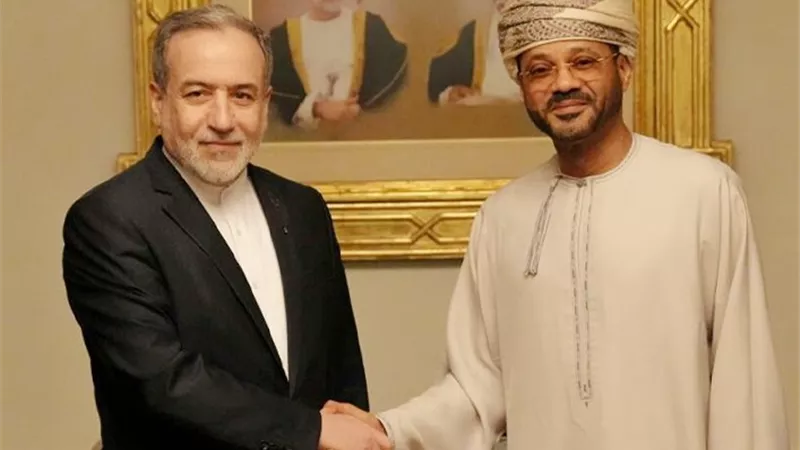 إيران وسلطنة عُمان تؤكدان استمرار التنسيق ومتابعة المستجدات الإقليمية