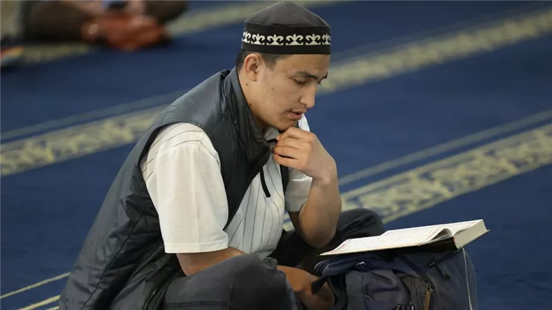 هل يجوز قراءة القرآن من المصحف بدون وضوء؟.. أمين الفتوى يجيب