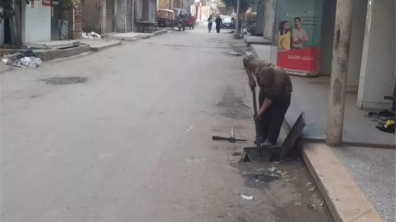 حملات مكثفة لتطهير خطوط الصرف وصفايات المطر بمدينة دسوق