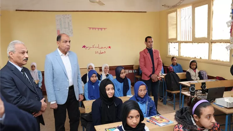 محافظ المنيا يتفقد عدداً من المدارس للاطمئنان على انتظام الدراسة 