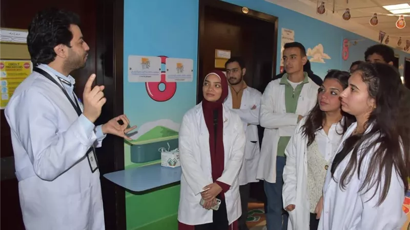 من أسيوط للأقصر.. جولة تعريفية لطلاب الصيدلة داخل مستشفى شفاء الأورمان 