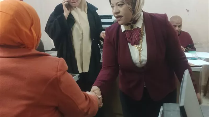 وكيل وزارة التضامن ببني سويف يزور الموظفين لتهنئتهم بعيد الفطر 