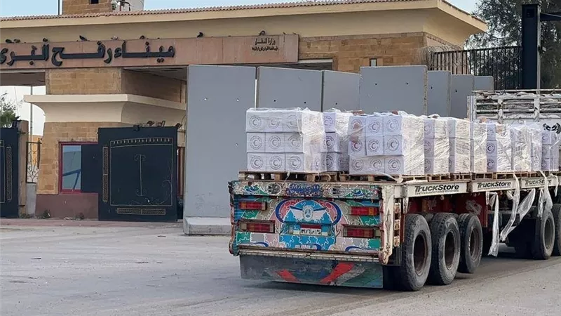 الهلال الأحمر: إدخال 3,360 طنًا من المساعدات الإنسانية لغزة 