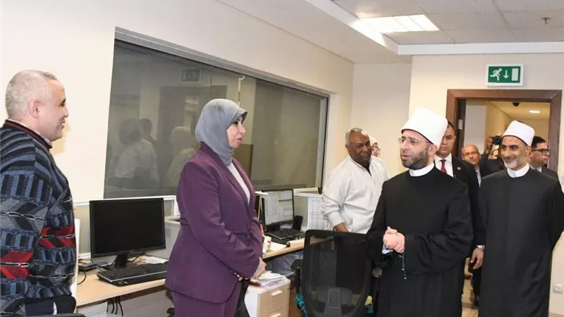 وزير الأوقاف يتفقد انتظام العمل بالديوان العام ويهنئ العاملين بعيد الفطر 