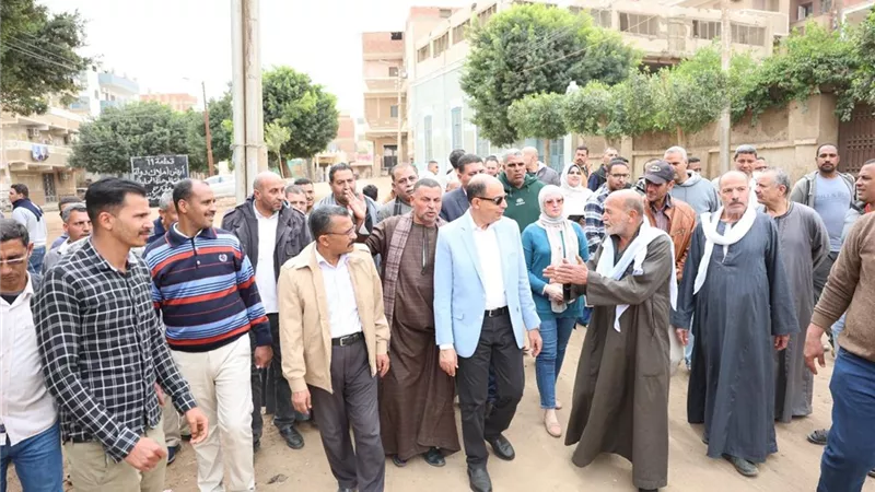 محافظ المنيا يُعاين مواقع بقرية بني أحمد الغربية لإقامة مركز طبي ومشروعات 